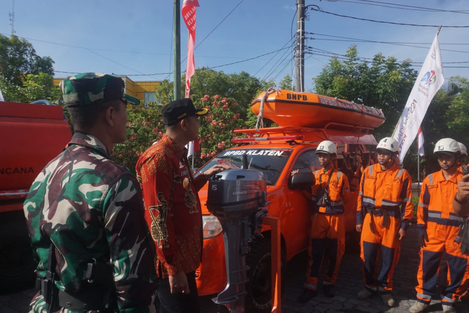 Bupati Klaten dan Dandim 0723/Klaten saat mengecek kesiapan sarana-prasarana dalam apel kesiapsiagaan bencana di halaman pendapa Pemkab Klaten