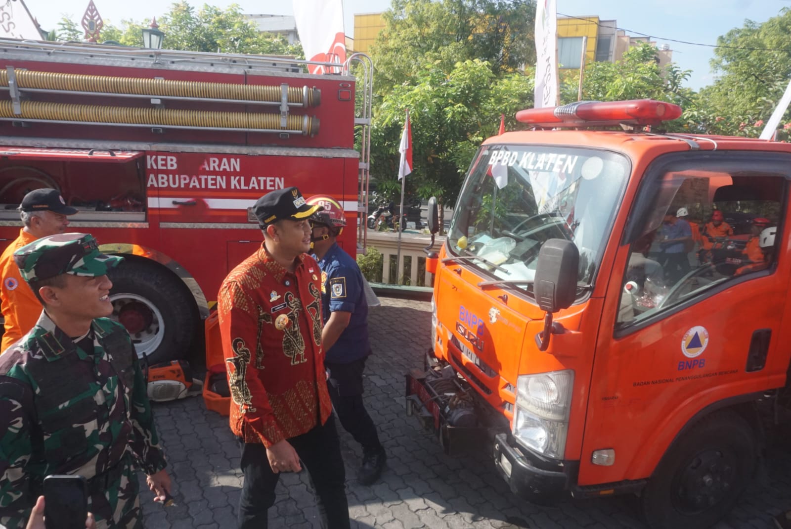 Bupati Klaten dan Dandim 0723/Klaten saat mengecek kesiapan sarana-prasarana dalam apel kesiapsiagaan bencana di halaman pendapa Pemkab Klaten