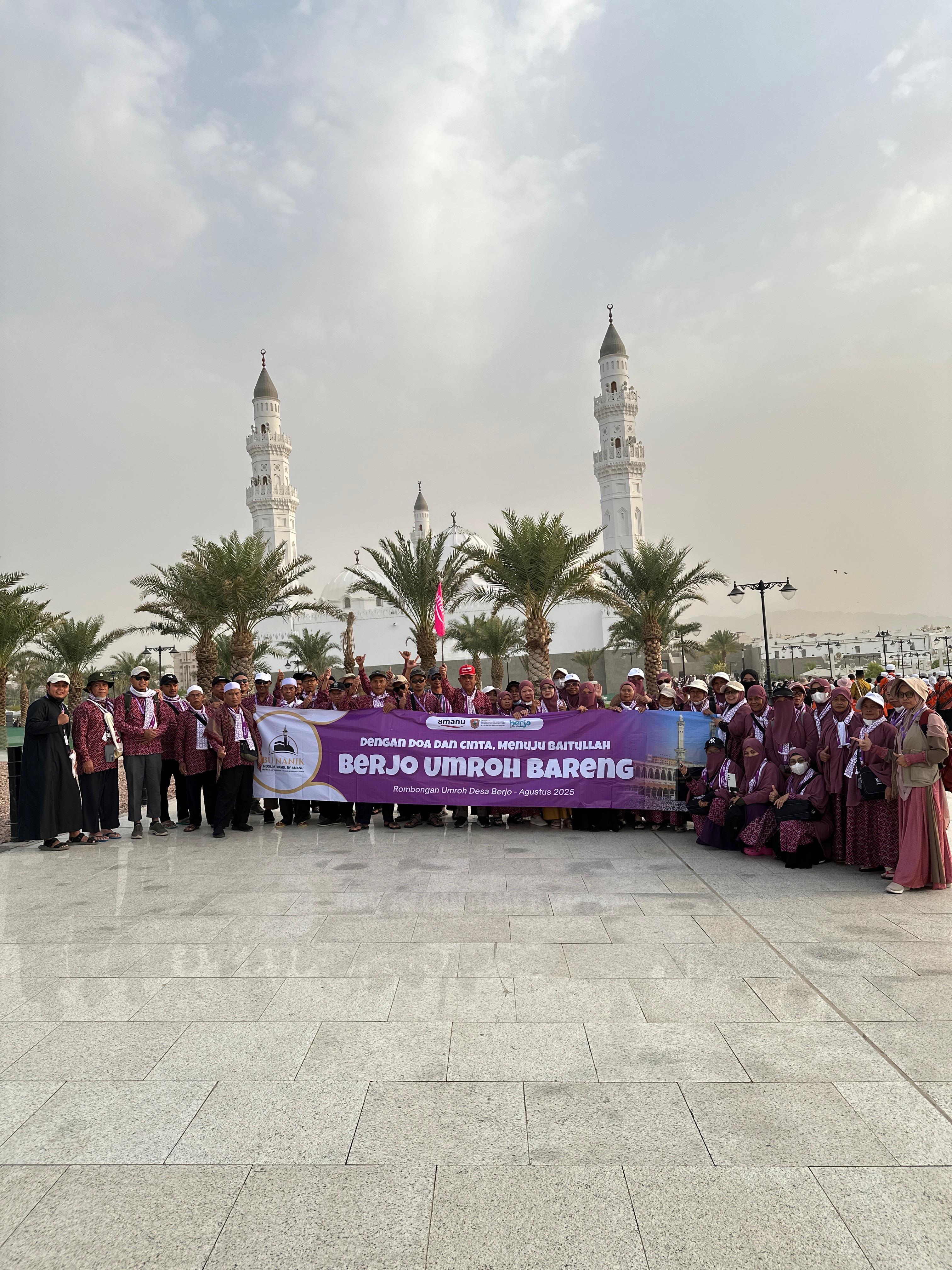 Puluhan jamaah umroh asal Berjo tiba di Madinah bersama PT Amanu. Pelayanan prima dan bimbingan ibadah berikan pengalaman spiritual mendalam.