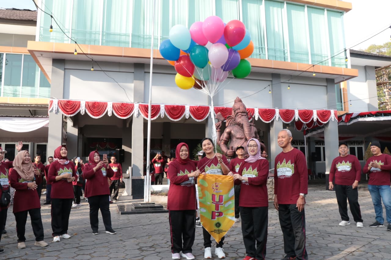 Pelepasan balon saat Dies Natalis Ke-45 dan Lustrum IX Universitas Tunas Pembangunan, Kamis (14/8).