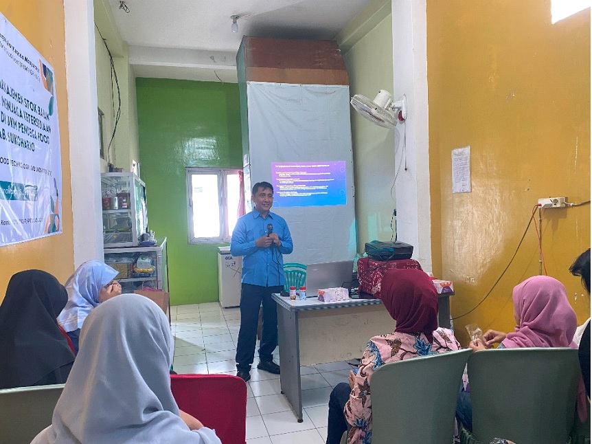 Sesi diskusi manajemen stok bahan baku yang menghadirkan narasumber ahli, membahas strategi mengatasi fluktuasi ketersediaan limbah rajungan.