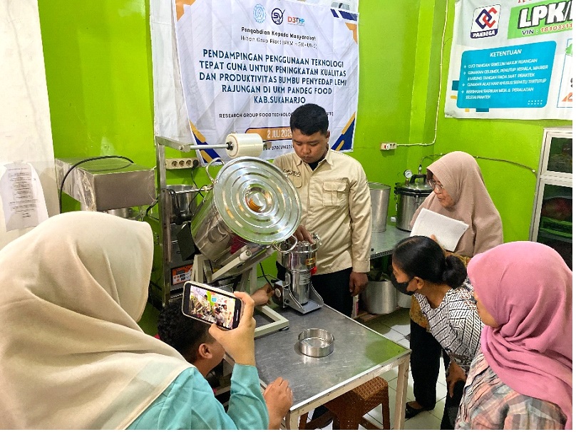 Tim PKM HGR FTI UNS memberikan pelatihan langsung cara penggunaan mesin powder mixer dan powder grinder untuk mengolah limbah rajungan menjadi bumbu penyedap.
