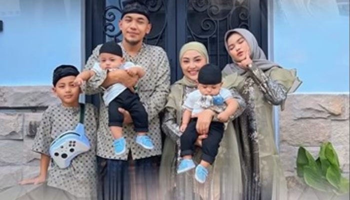 Potret kenangan Mpok Alpa bersama suami dan empat buah hatinya.