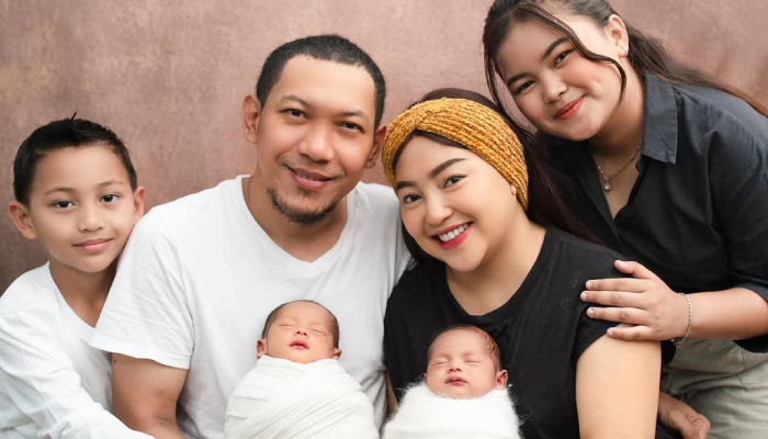 Potret Mpok Alpa bersama suami dan keempat anaknya. Tampak anak pertama Mpok Alpa, Sherly (kanan).
