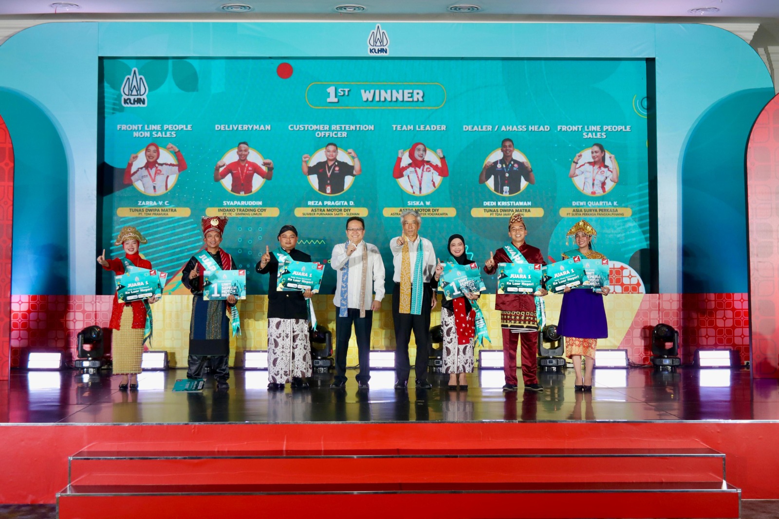 Para juara Kontes Layanan Honda Nasional (KLHN) 2025 berpose bersama President Director AHM Mr. Susumu Mitsuishi (kanan ke-4) dan Vice President Director AHM Thomas Wijaya (kiri ke-4).