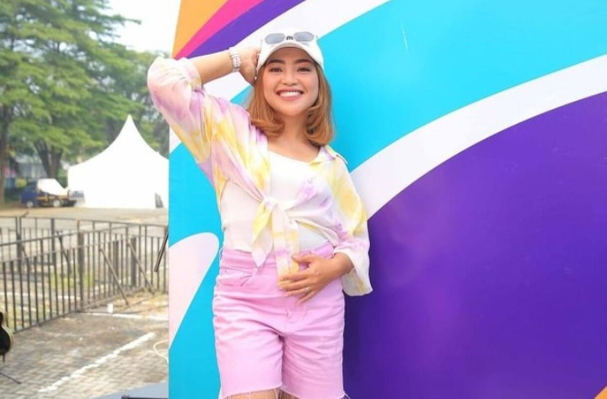 Kisah perjalanan Mpok Alpa alias Nina Carolina dari biduan hajatan hingga jadi komedian terkenal sebelum meninggal dunia di usia 38 tahun.