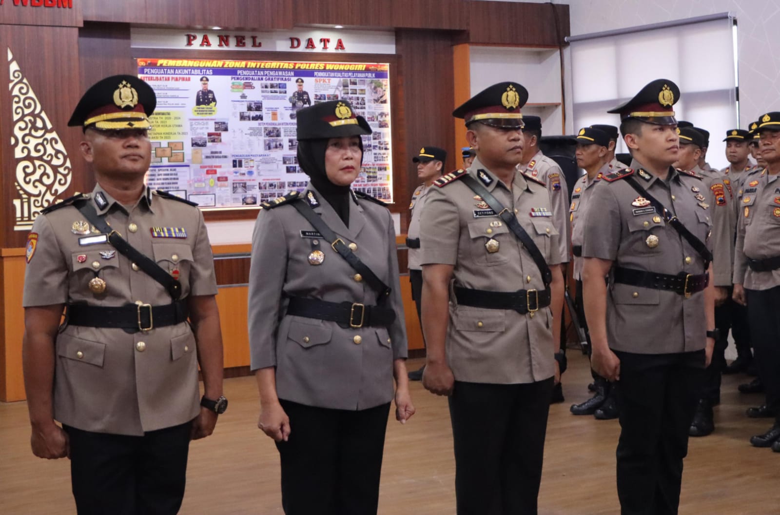Empat perwira mengikuti upacara serah terima jabatan di aula Polres Wonogiri, Rabu (13/8/2025).