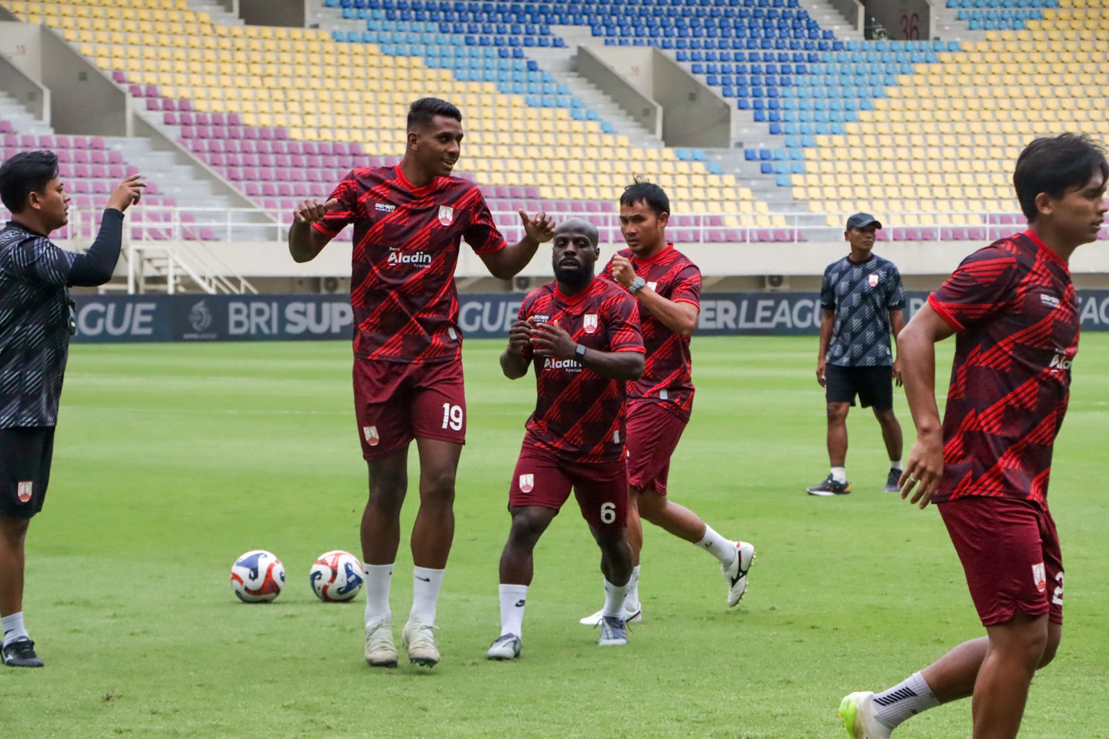 Cleylton Santos, Fuad Sule dan Ryan Miziar tengah berlatih dengan skuad Persis Solo di Stadion Manahan.