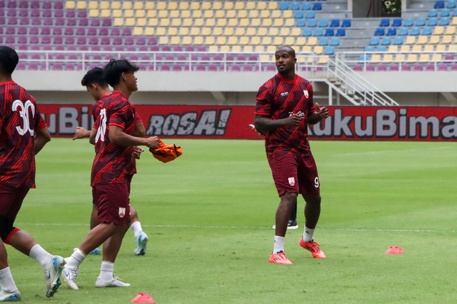 AMUNISI BARU: Gervane Kastaneer berlatih dengan Persis Solo di Manahan.