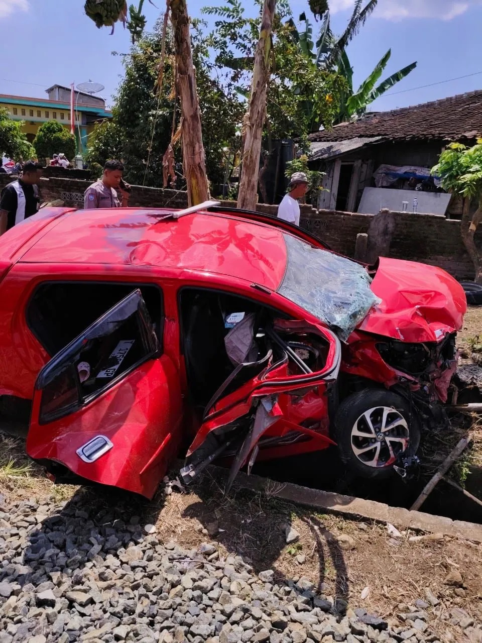 KA Batara Kresna tabrak Toyota Agya di Selogiri, Wonogiri. Mobil ringsek, penumpang luka-luka dilarikan ke rumah sakit.