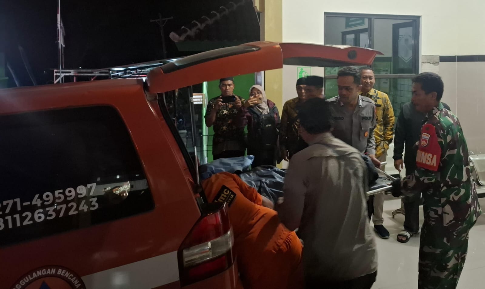 Evakuasi jenazah Paul, pendaki asal Magetan, Jawa Timur yang melakukan pendakian melalui jalur Cetho, Sabtu (16/8).