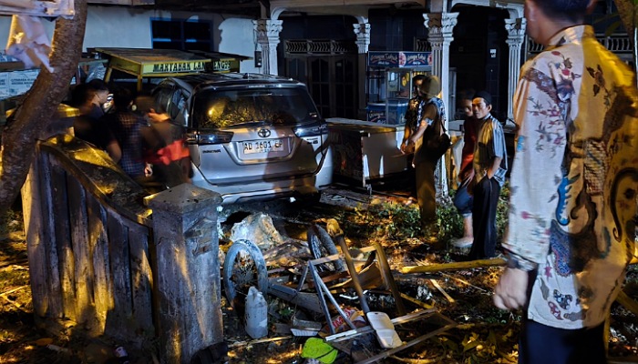 Mobil Innova terjun dan tabrak rumah kosong usai gasak motor dan gerobak di Bulusulur, Wonogiri, Sabtu (16/8/2025).