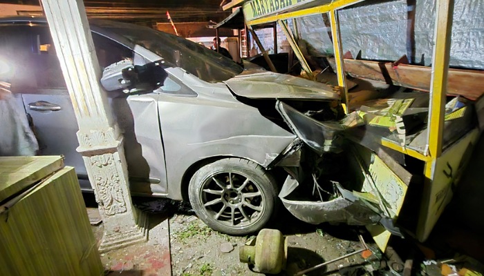 Kondisi mobil Innova yang menabrak rumah usai gasak motor dan gerobak di Bulusulur.