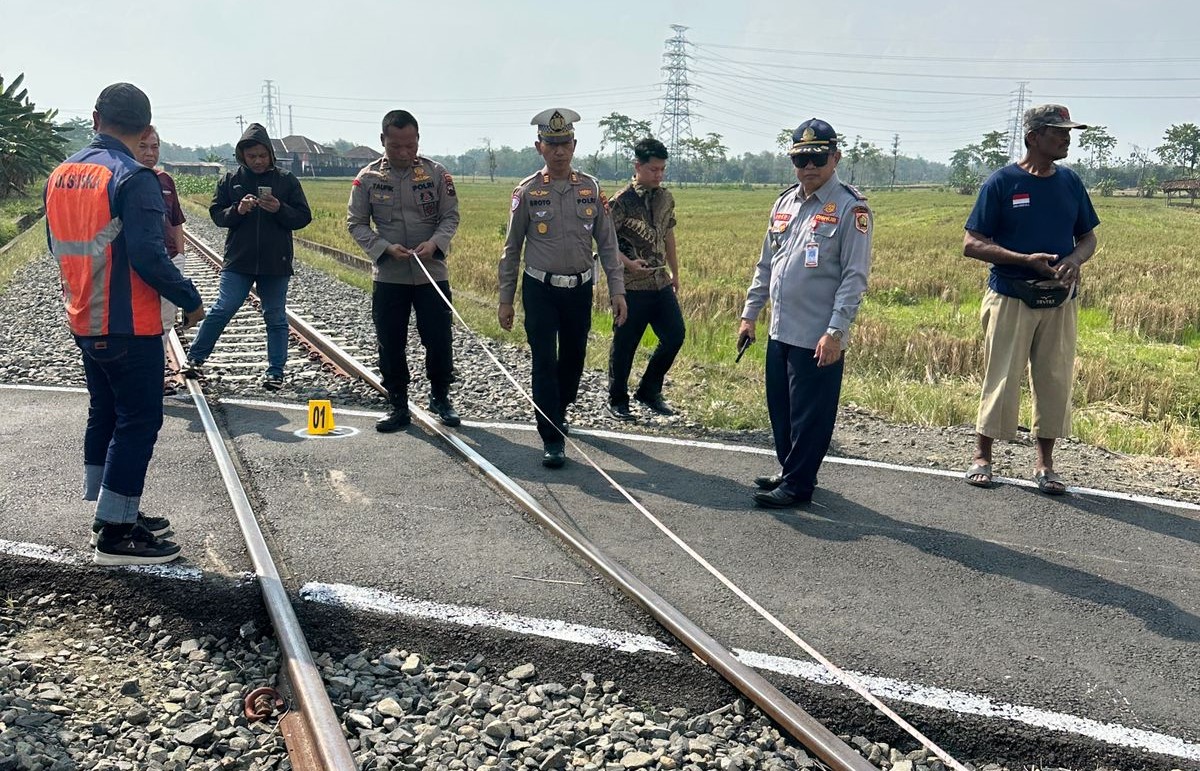 Petugas olah TKP mobil tertabrak KA Batara Kresna di Gemantar, Selogiri, Wonogiri, Sabtu (16/8/2025).