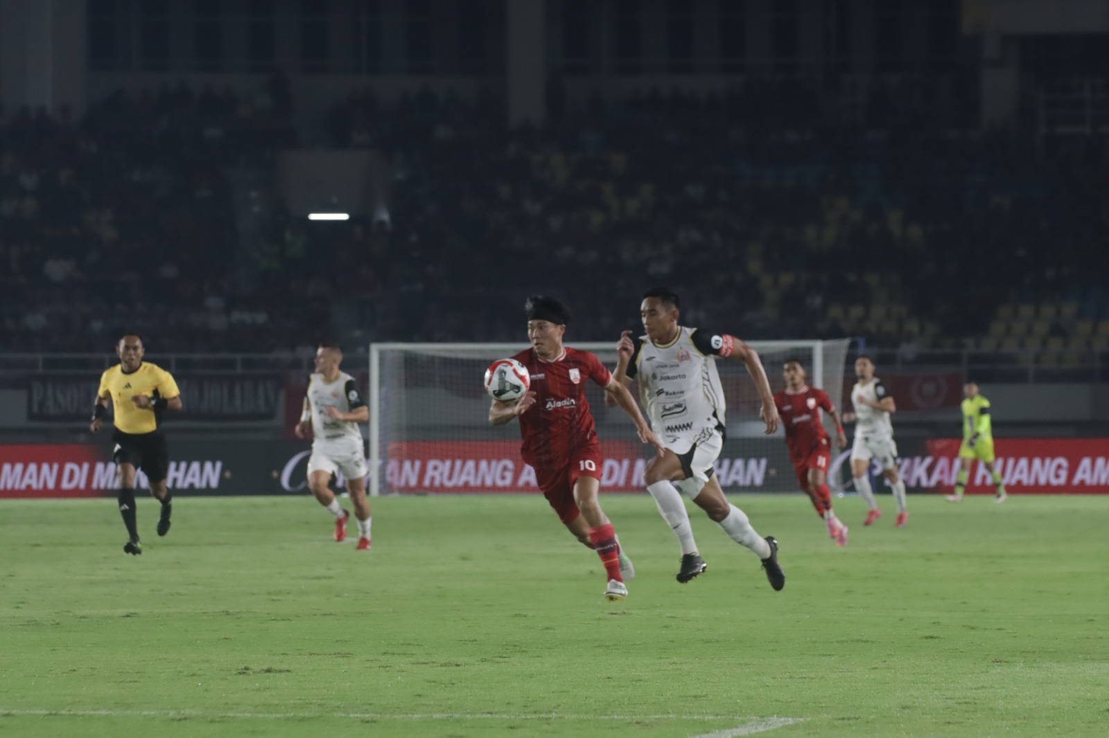 Striker Persis Solo Kodai Tanaka dijaga ketat pemain Persija Jakarta di Stadion Manahan, Sabtu malam (16/8/2025).