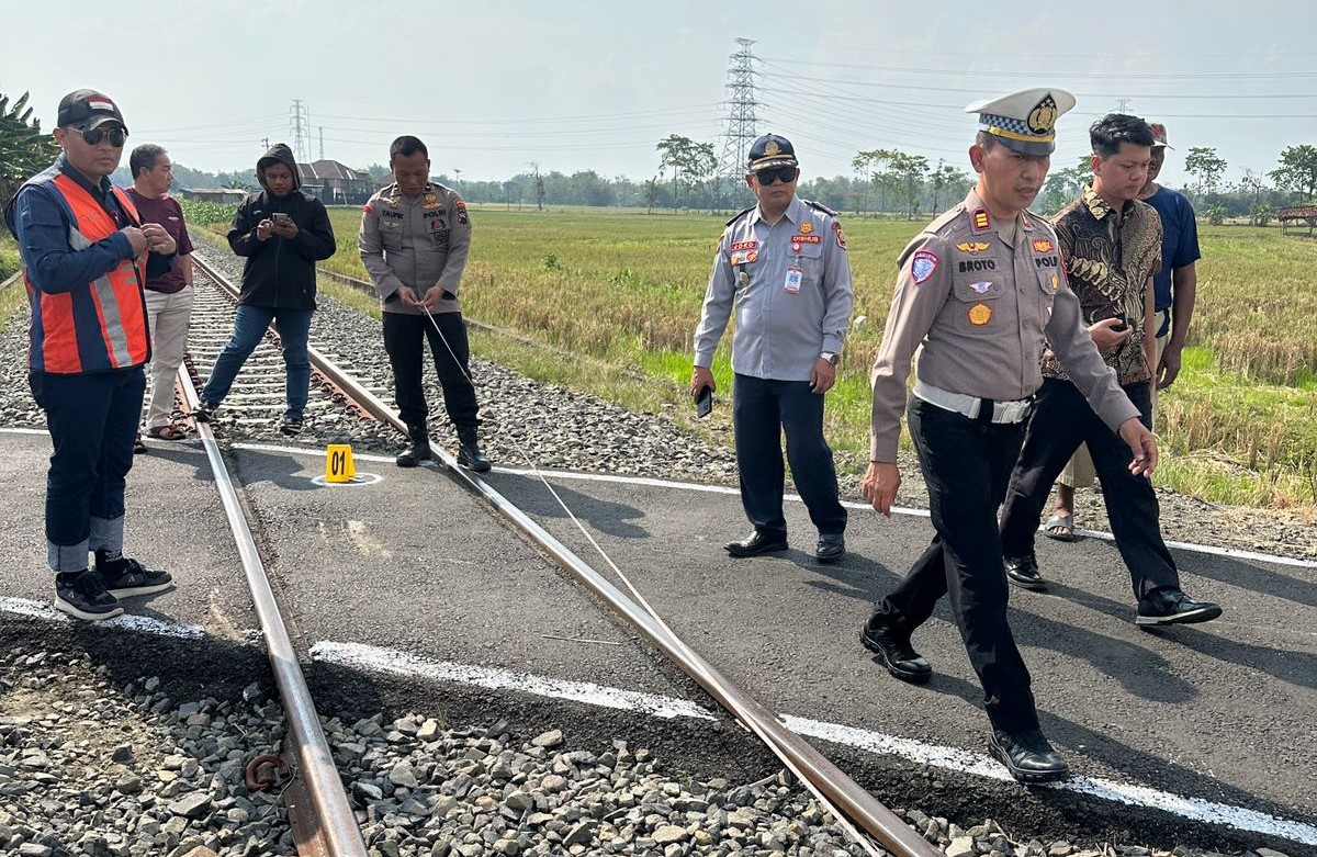 Olah TKP mobil tertemper KA Batara Kresna di perlintasan tanpa pintu di Desa Gemantar, Kecamatan Selogiri, Wonogiri yang tewaskan 1 orang, Sabtu (16/8/2025).