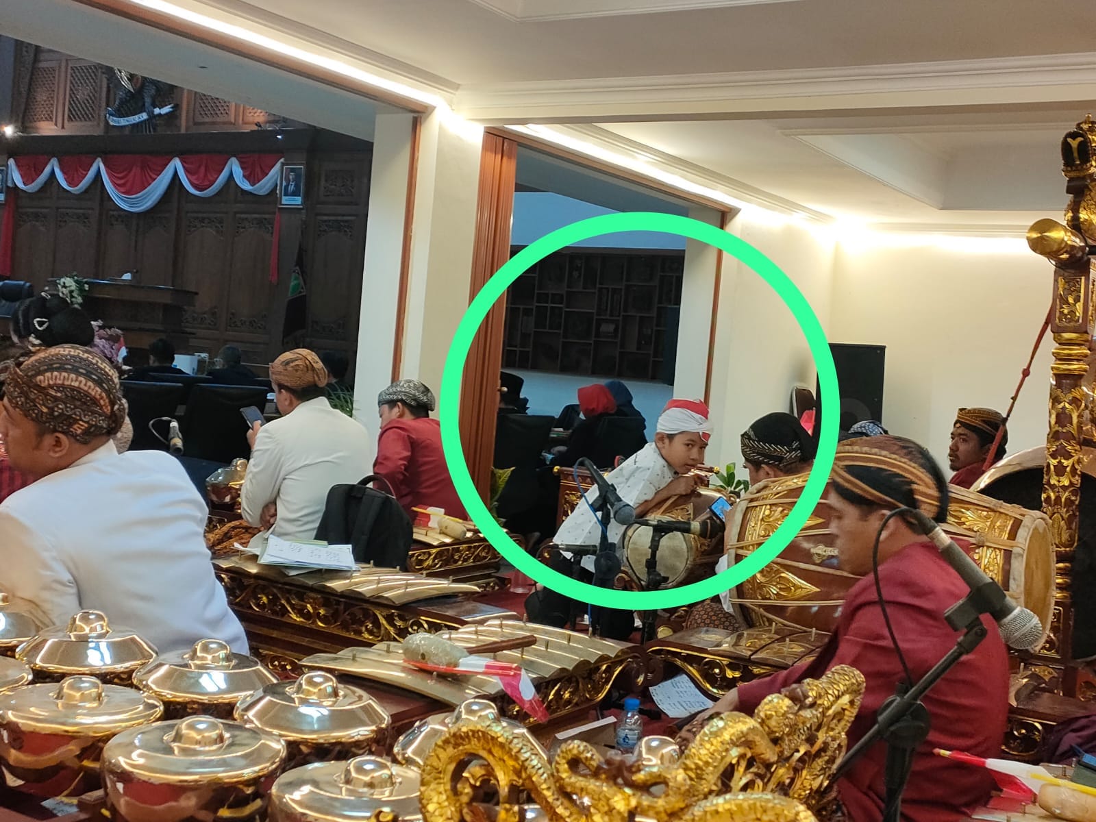 Mayiza sangat mahir memainkan gamelan tradisional. (A Christian/Radar Solo)
