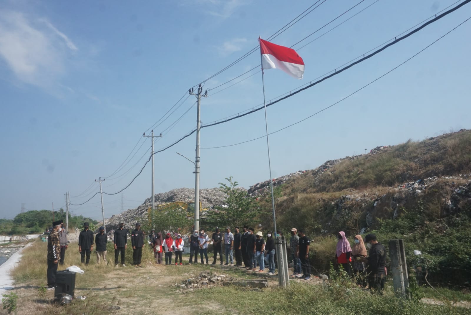 Puluhan warga Desa Kaligawe yang menggelar upacara peringatan HUT ke-80 Kemerdekaan RI di TPA Troketon, Kecamatan Pedan, Klaten, Minggu (17/8/2025). (Angga Purenda/Radar Solo)