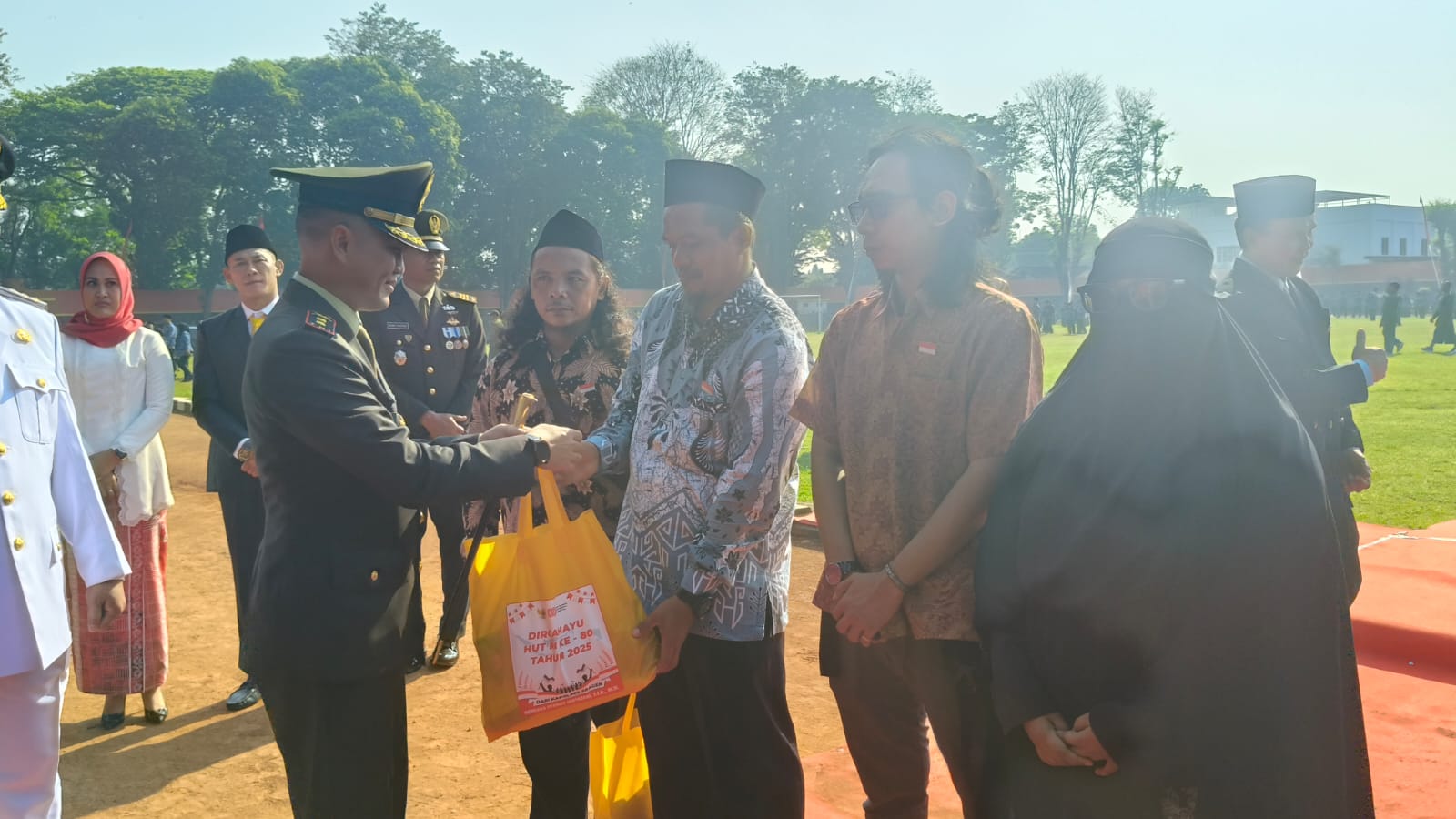 Penyerahan bantuan ke eks napiter usaha upacara memperingati HUT Ke-80 Kemerdekaan RI di Stadion Taruna Sragen, Minggu (17/8/2025). (Ahmad Khairudin/Radar Solo)