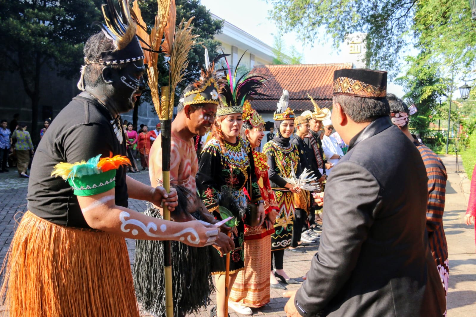Peserta upacara mengenakan busana adat.