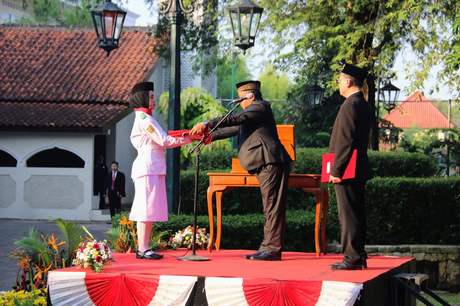 Ketua KADIN Karanganyar sekaligus Ketua PHRI Surakarta Joko Sutrisno didaulat sebagai inspektur upacara.