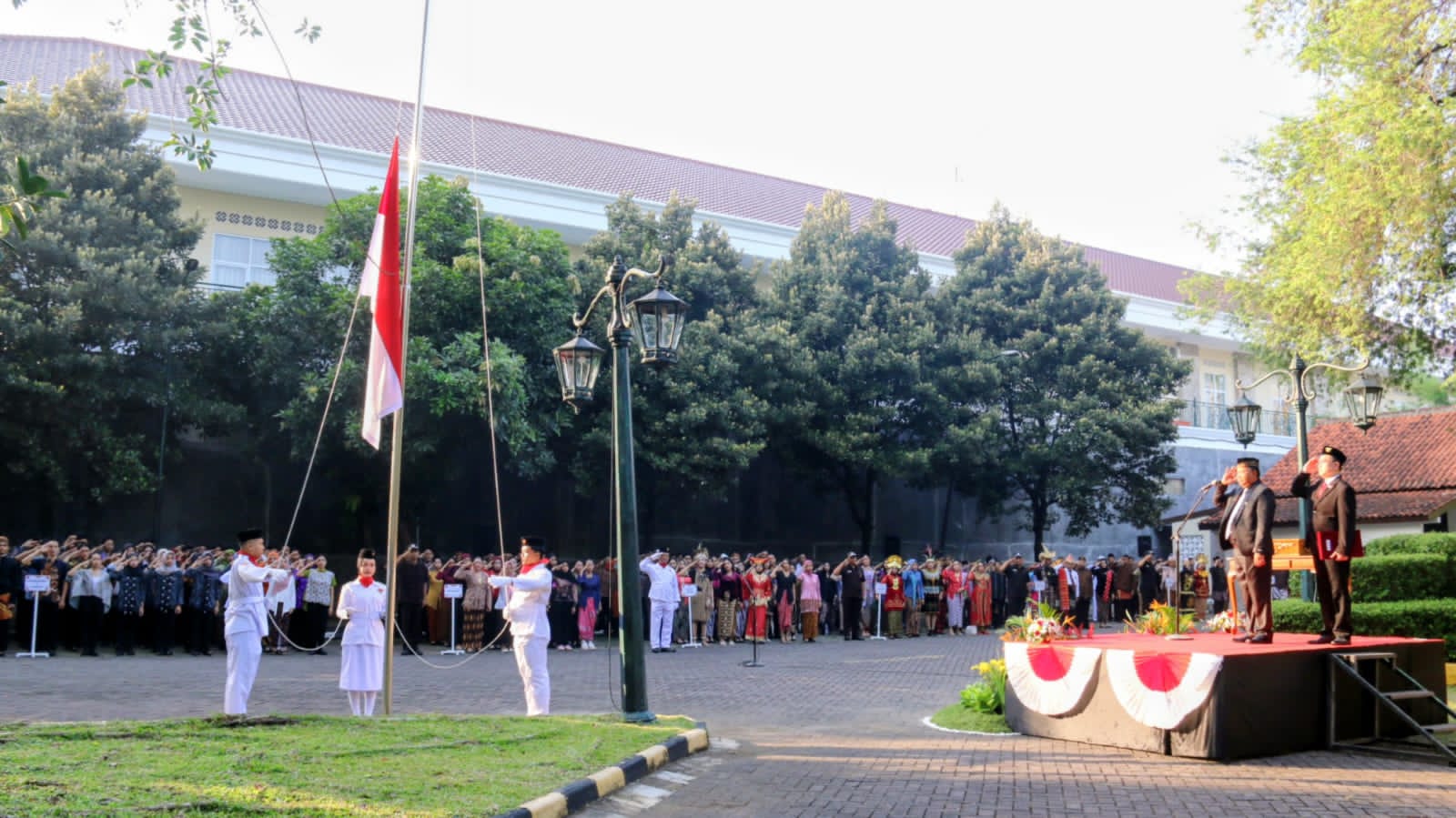 Lorin Group Solo menggelar Upacara Peringatan Hari Ulang Tahun ke-80 Kemerdekaan RI, di area parkir timur Lorin Solo Hotel, Minggu (17/8/2025).