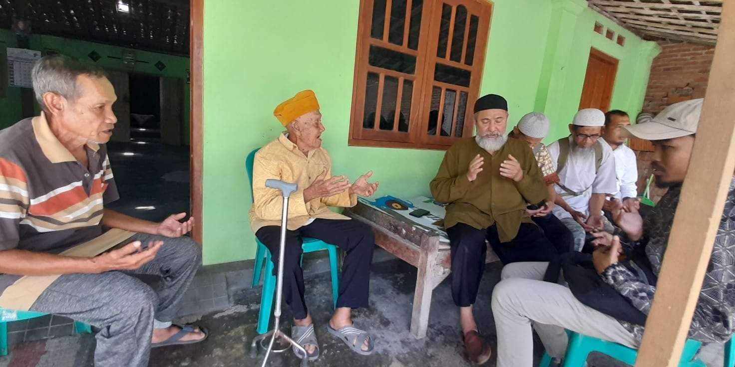 Para mantan teroris bersilaturahmi dengan para veteran pejuang RI, Minggu (18/8/2025). (Rudi Hartono/Radar Solo)