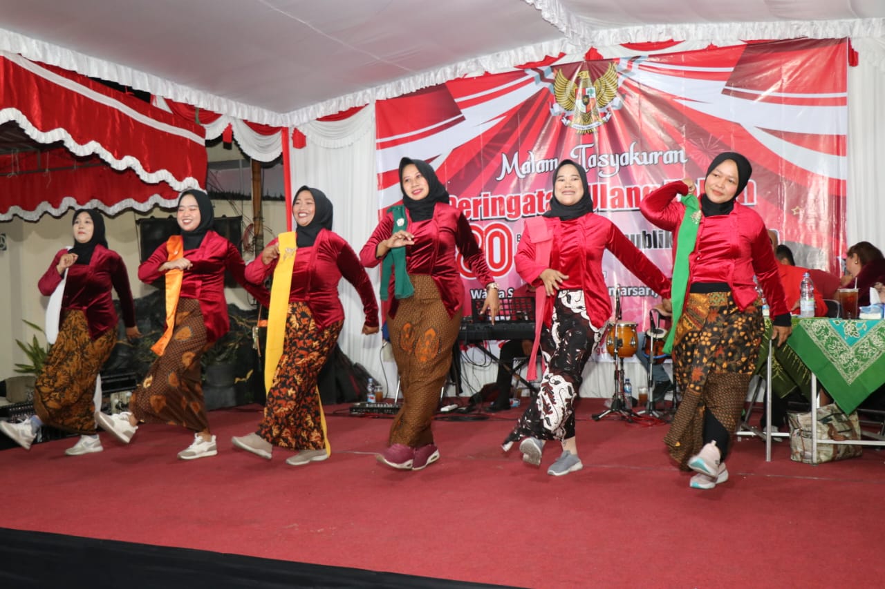 Pentas seni saat malam tirakatan HUT Ke-80 Kemerdekaan RI di RW 05 Kelurahan Sumber, Kecamatan Banjarsari, Sabtu (16/8/2025) malam. (Dokumentasi Pribadi)