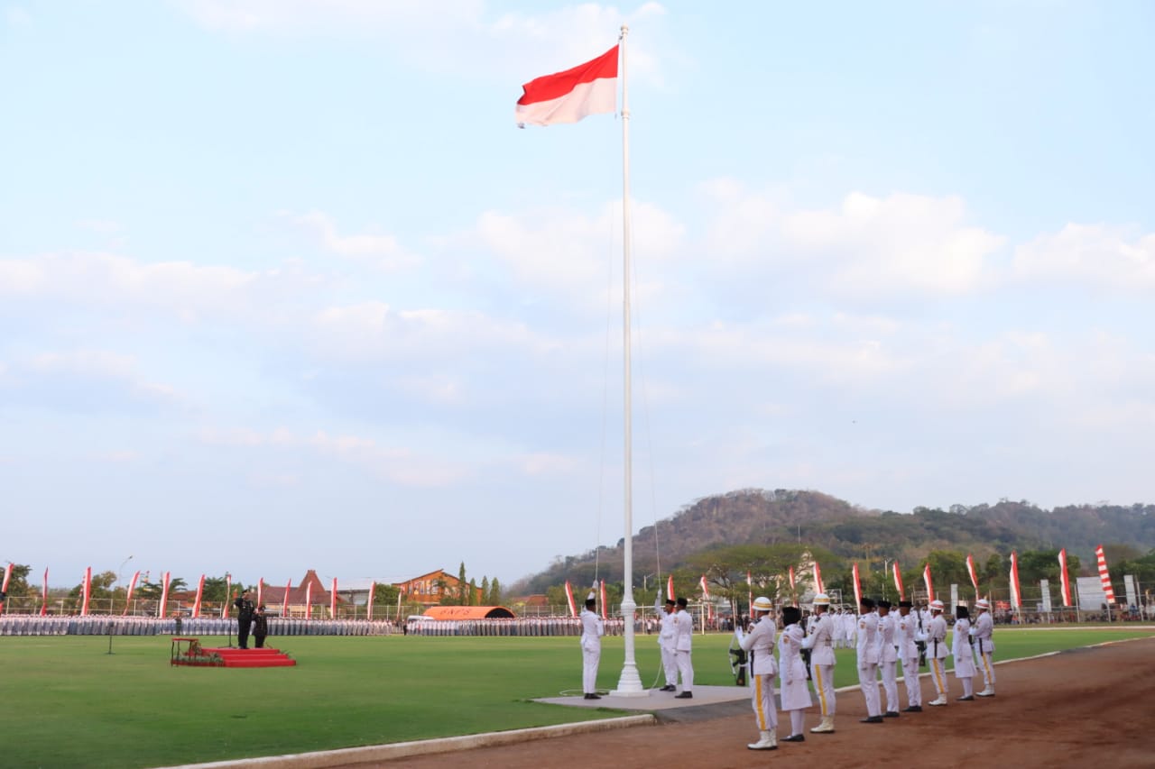 Upacara Parade Senja penurunan bendera dalam rangka peringatan HUT ke-80 Kemerdekaan RI di Stadion Pringgodani dipimpin Kapolres Wonogiri AKBP Wahyu Sulistyo, Minggu (17/8/2025).