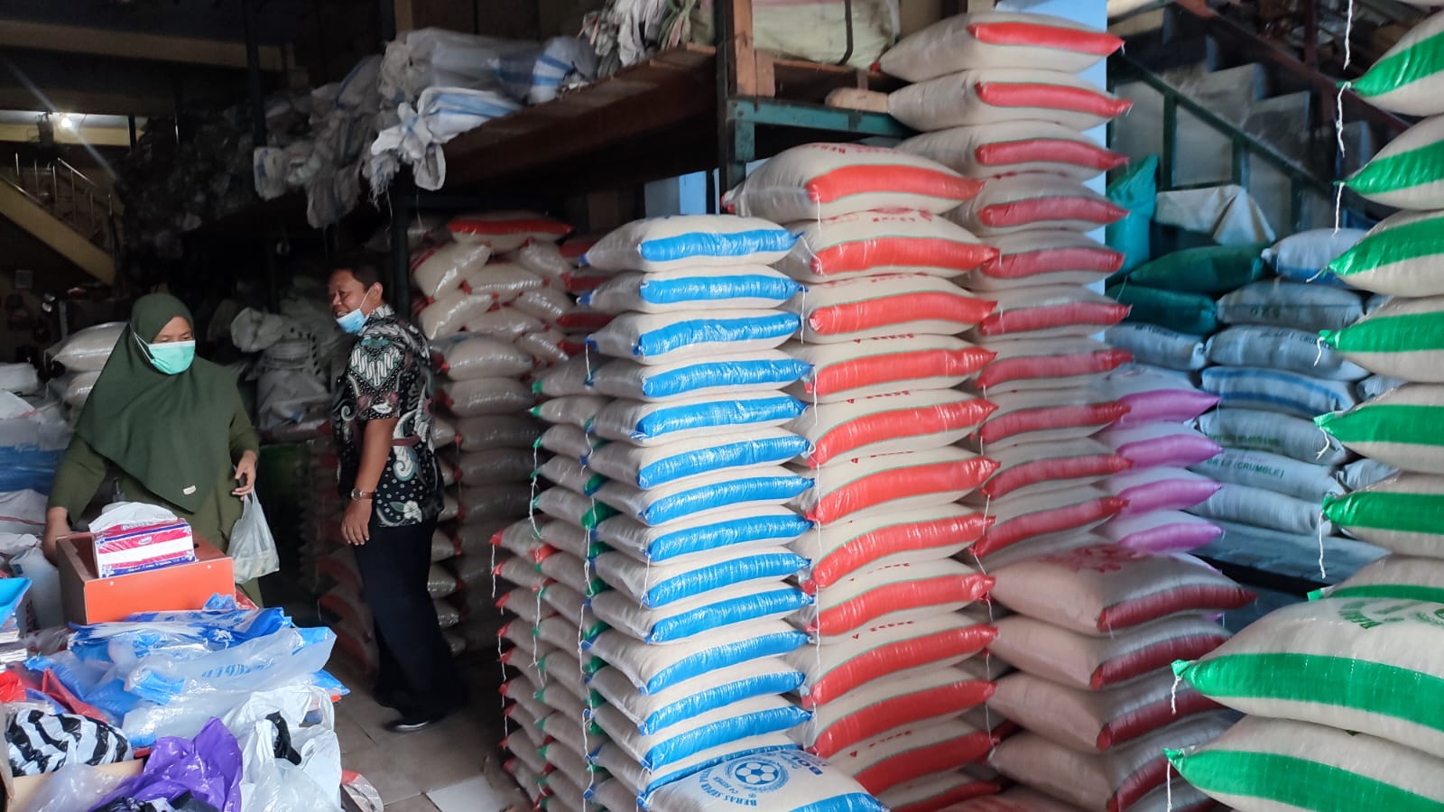 Penjual beras kemasan di Kota Sragen. (Ahmad Khairudin/Radar Solo)