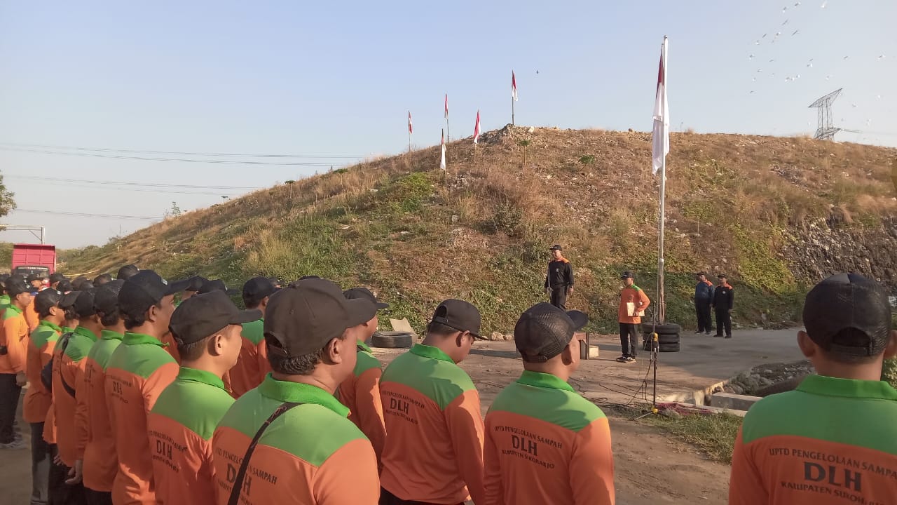 Upacara Detik-Detik Proklamasi di Tempat Pembuangan Akhir (TPA) Mojorejo, Kecamatan Bendosari, Sukoharjo, Minggu pagi (17/8).