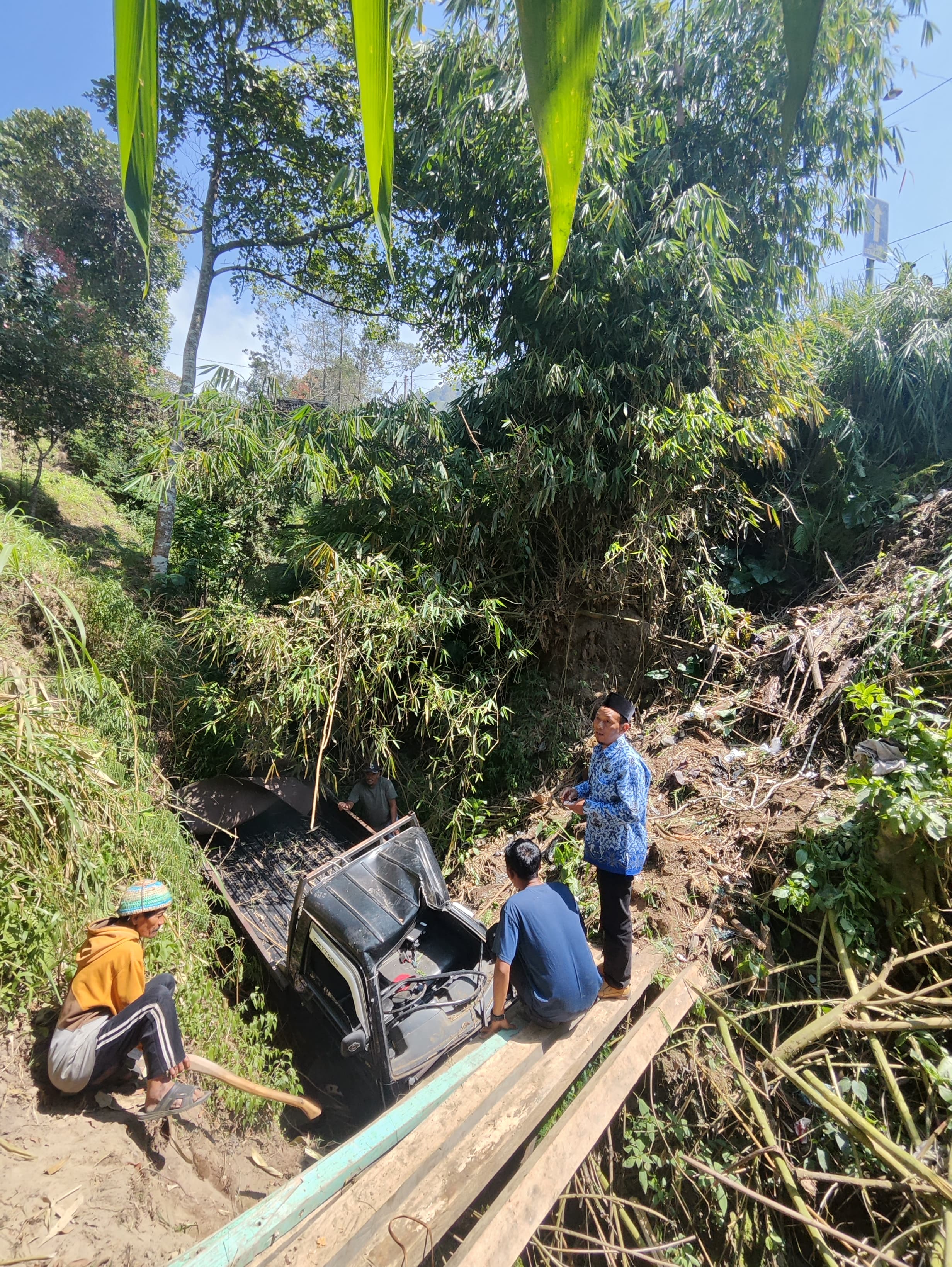 Proses evakuasi terhadap mobil pikap yang masuk ke jurang di Desa Tegalmulyo, Kecamatan Kemalang, Klaten, Minggu (17/8/2025). (Dokumentasi Damkar Klaten)