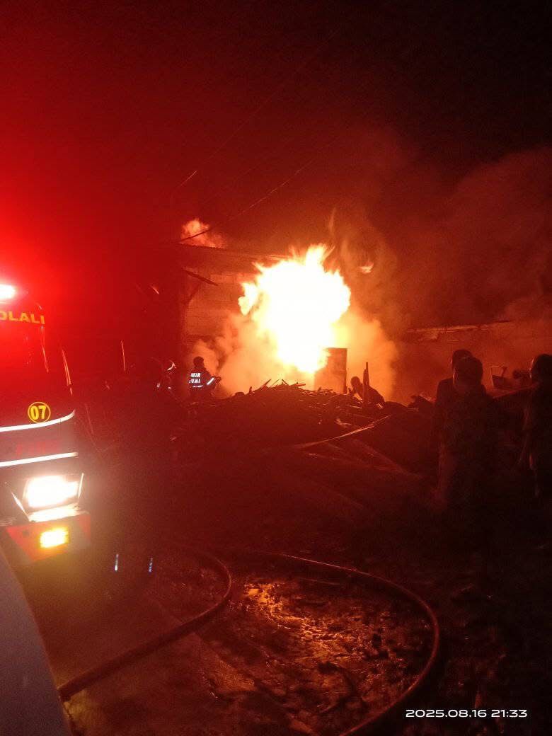 Kebakaran oven kayu milik warga di Desa Glonggong, Kecamatan Nogosari, Boyolali, Sabtu (16/8/2025) malam.