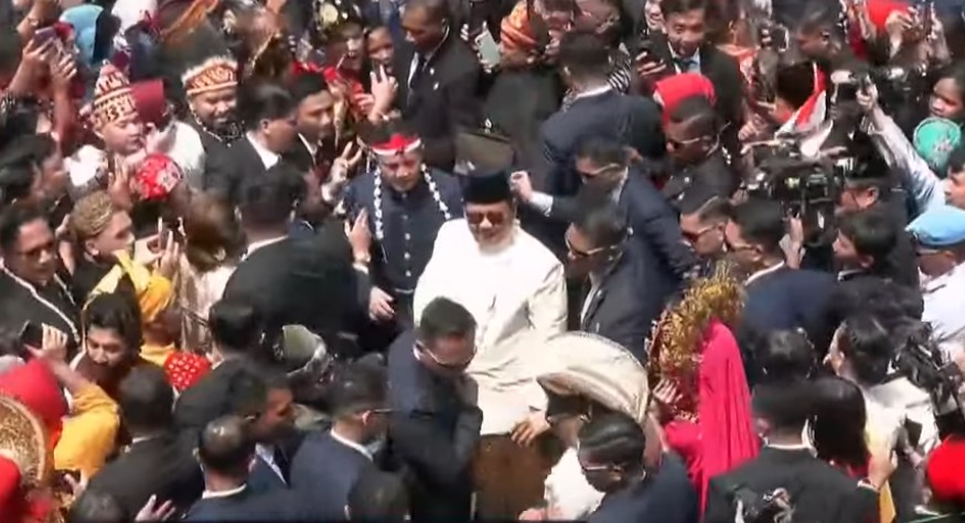 Presiden Prabowo Subianto turun dari panggung utama untuk bergabung dengan tamu undangan yang berjoget diiringi lagi Tabola Bale di Istana Negara, Jakarta, Minggu (17/8/2025).