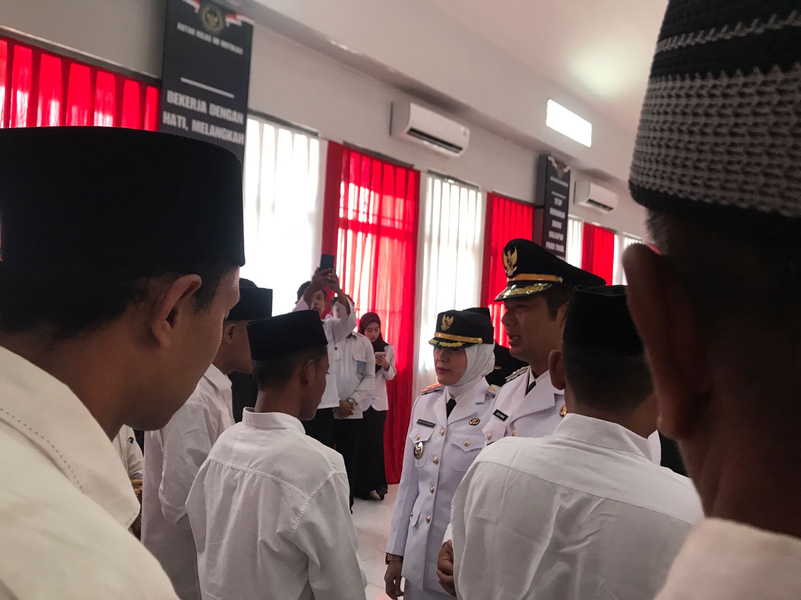 Bupati-Wabup Boyolali Agus Irawan- Dwi Fajar berinteraksi dengan warga binaan Rutan Boyolali yang mendapat remisi HUT RI, Minggu (17/8/2025).
