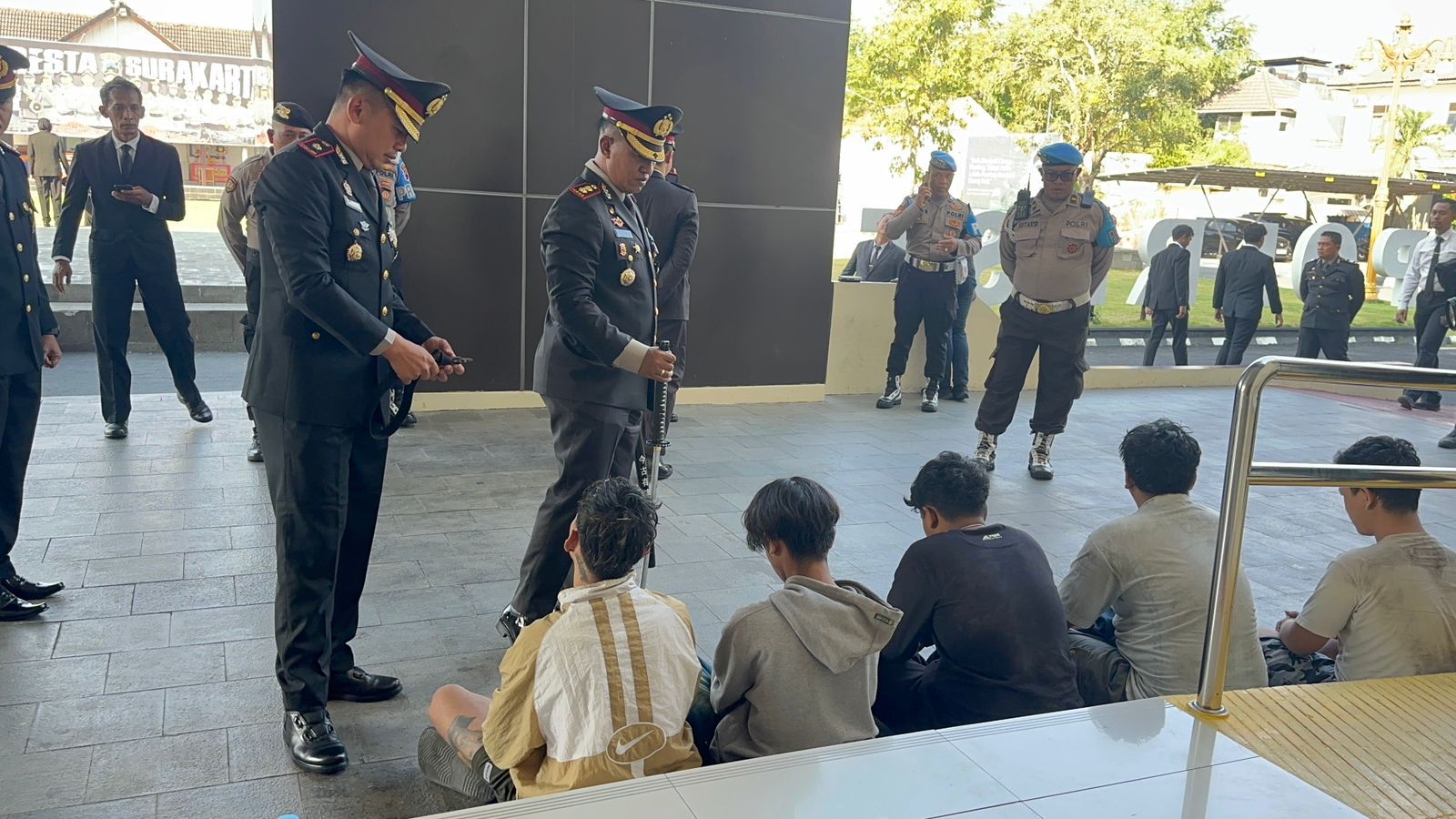 MERESAHKAN: Polresta Solo mengamankan belasan pemuda karena membawa miras dan sajam.