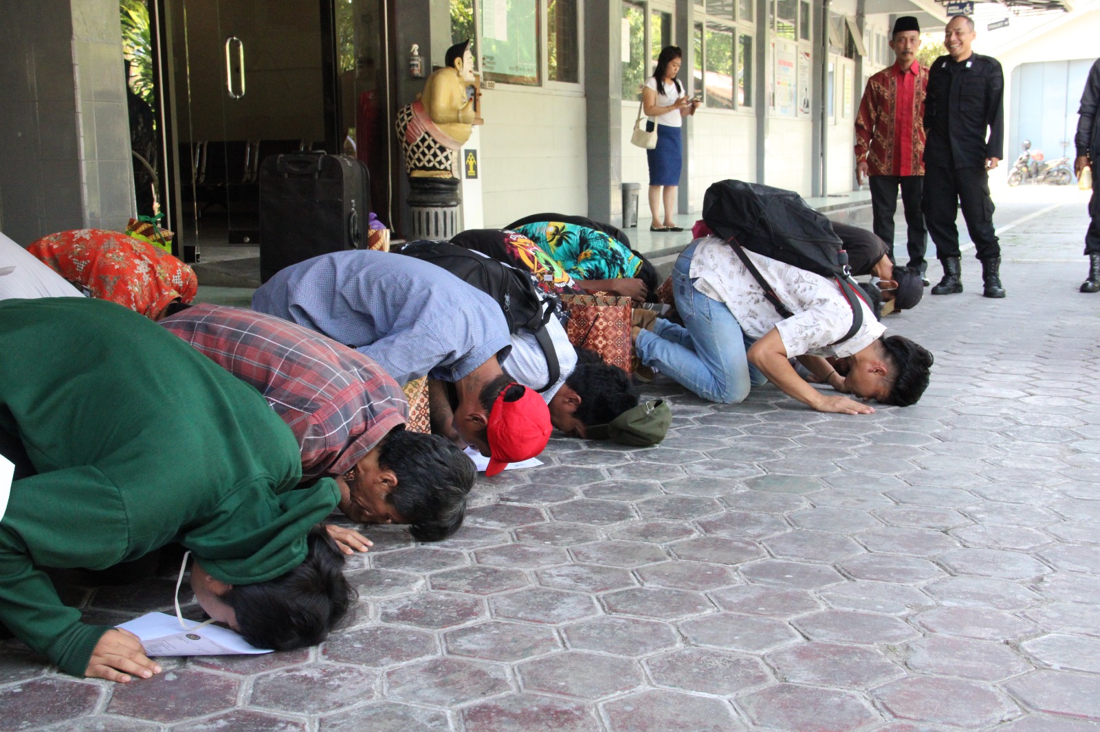 Warga binaan Lapas Sragen sujud syukur setelah mendapatkan remisi langsung bebas di Hari Kemerdekaan RI Ke-80, Minggu (17/8/2025). (Ahmad Khairudin/Radar Solo)