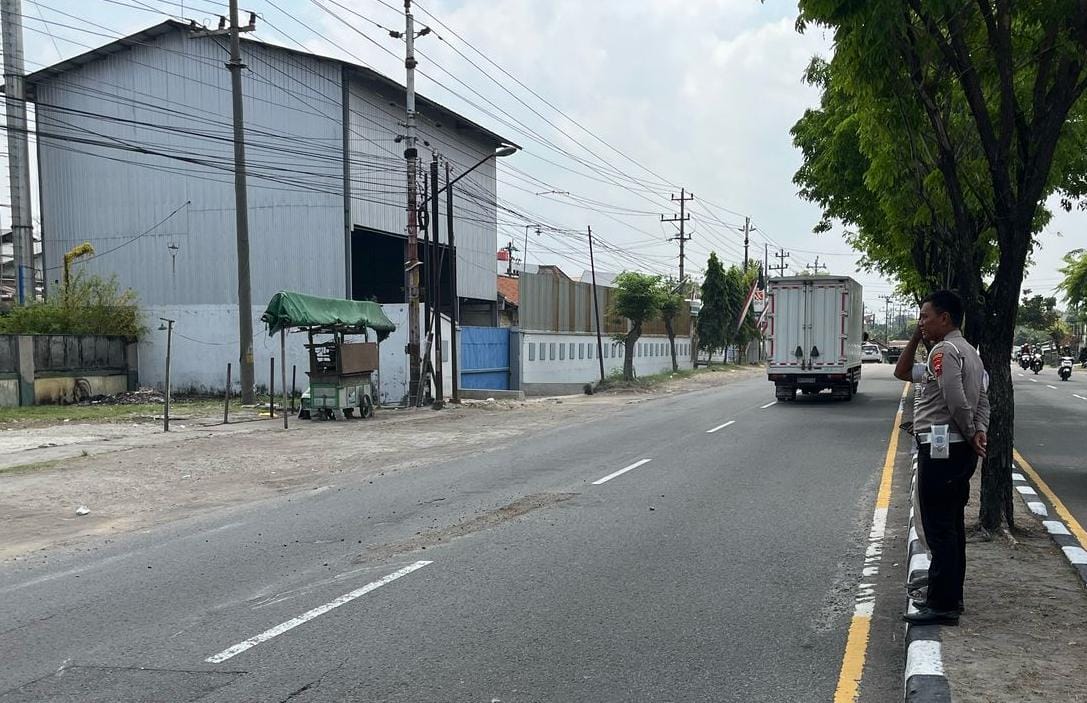TKP kecelakaan di Jalan Solo&ndash;Sragen, depan Gudang Semen Gresik, Kelurahan Dagen, Jaten, Karanganyar, Senin (18/8/2025).