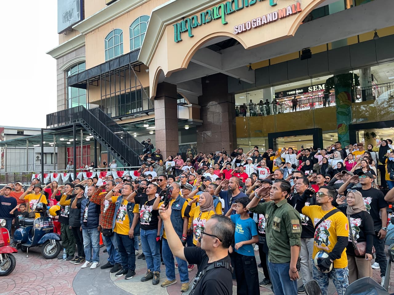 Anggita Ikatan Scooter Solo (ISSO) menggelar upacara penurunan bendera di halaman Solo Grand Mall dalam rangka peringatan HUT Ke-80 Kemerdekaan RI.