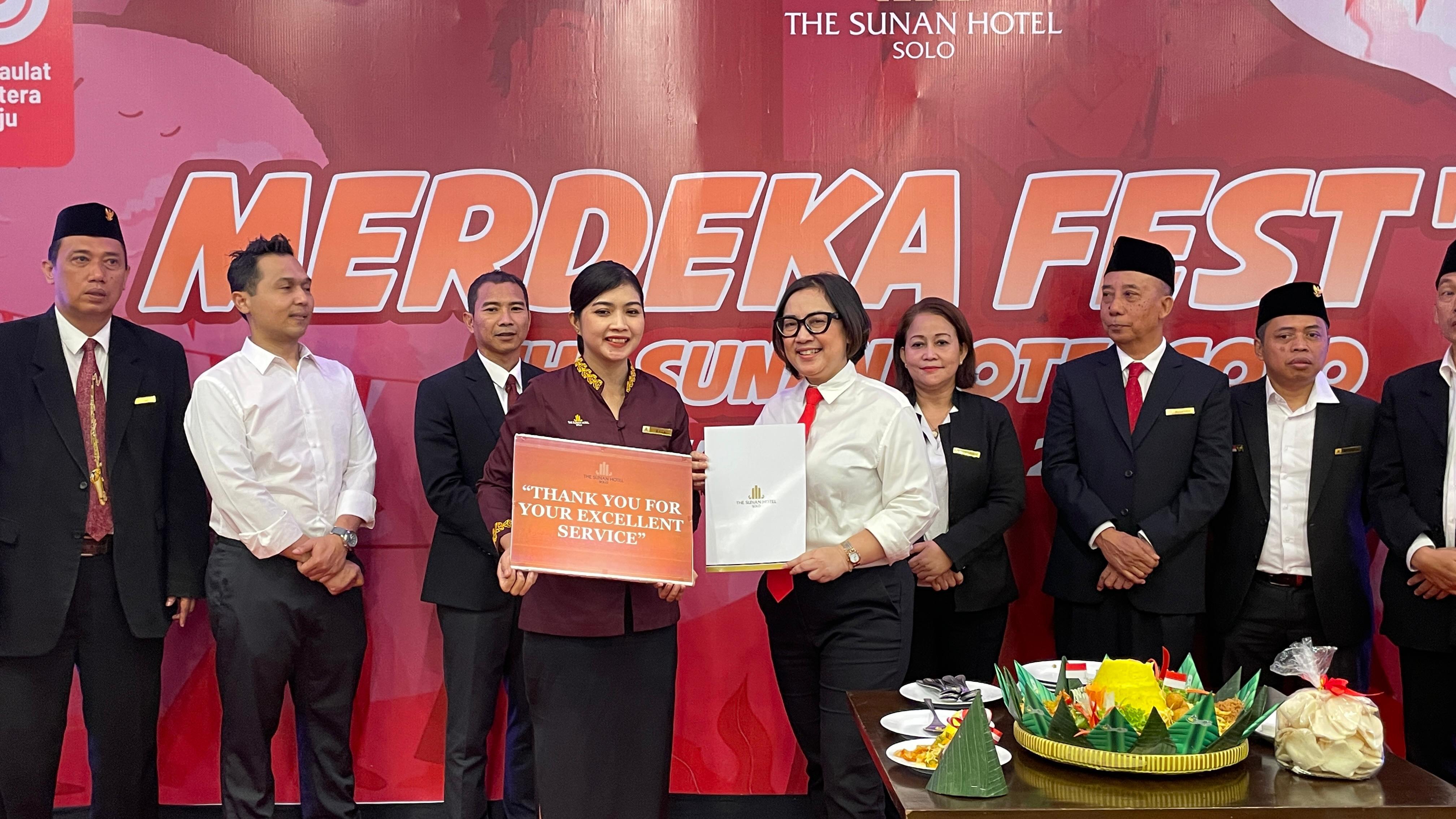 General Manager The Sunan Hotel Solo Retno Wulandari serahkan penghargaan kepada Arin Arfianti, Guest Relation Officer di Front Office Department.