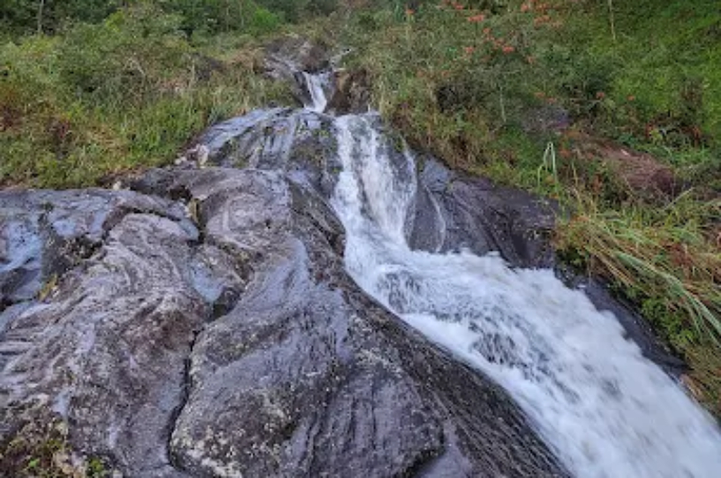 Air Terjun Basecamp Tambak bisa jadi lokasi unik di&nbsp;Karanganyar yang bisa dikunjungi.