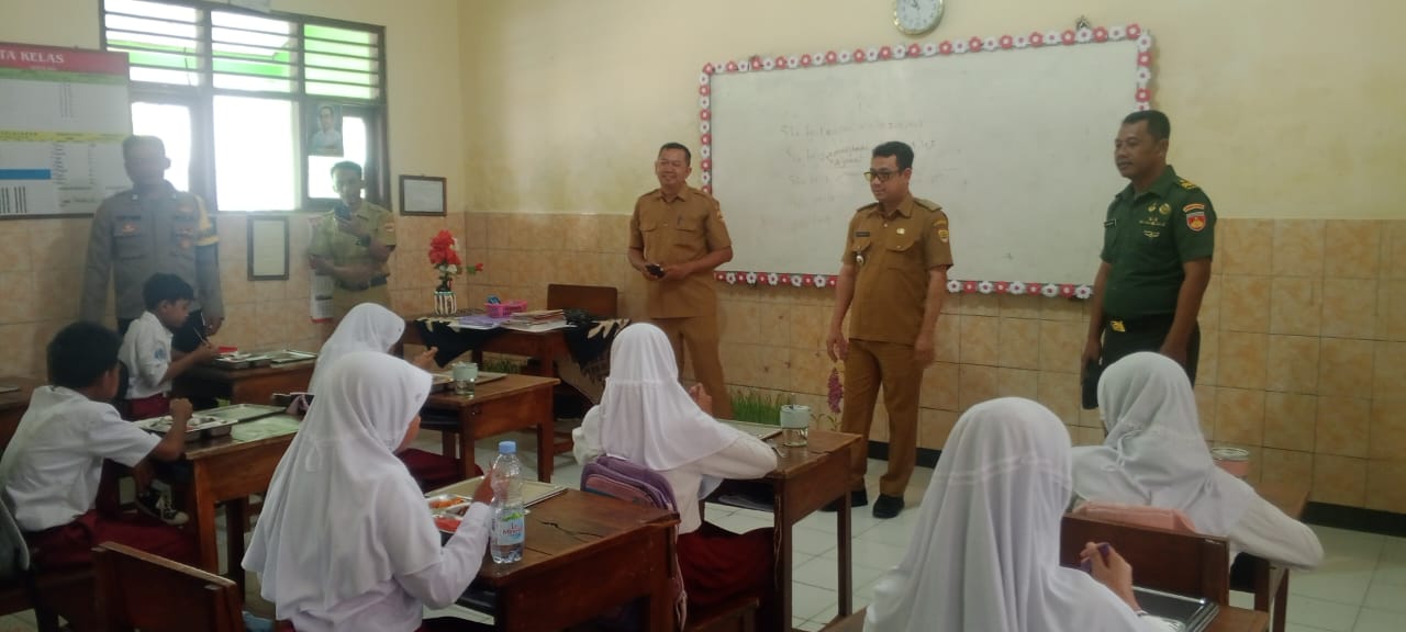 Camat Polokarto Herry Mulyadi memantau distribusi menu MBG di salah satu sekolah, belum lama ini.