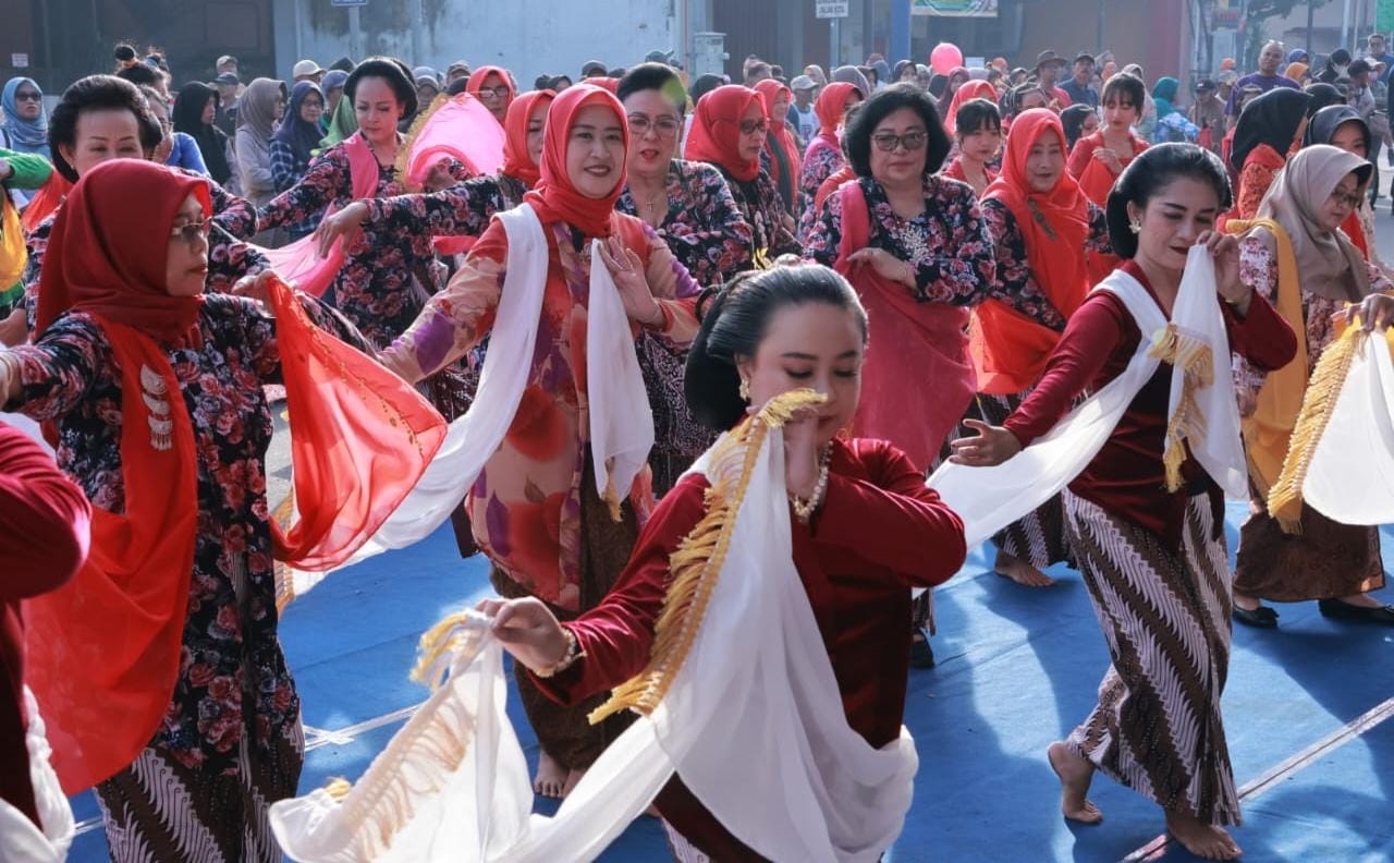 Kesenian Tari Karang Tumandang yang dipentaskan dalam HUT Ke-80 Kemerdekaan RI di Alun-alun Karanganyar, Minggu (17/8/2025). (Rudi Hartono/Radar Solo)