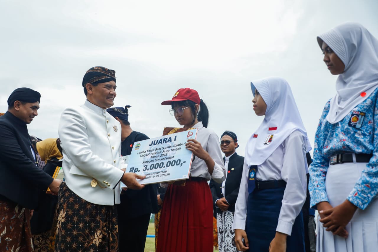 Gubernur Jateng Ahmad Luthfi serahkan uang pembinaan kepada pemenang lomba karya seni pada Peringatan Hari Jadi ke-80 Provinsi Jateng di Lapangan KEK Industropolis Batang, Selasa (19/8/2025).