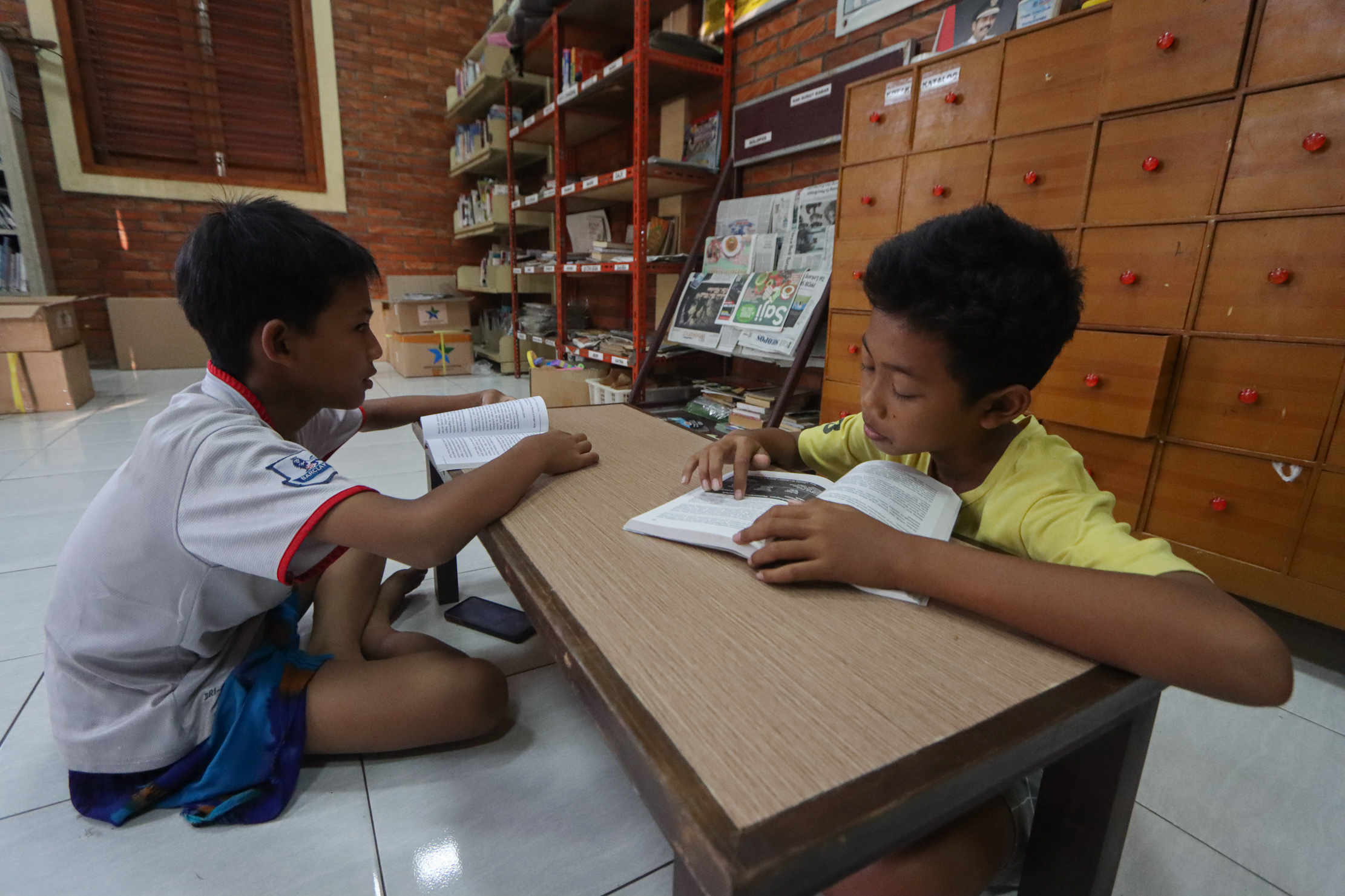 Anak-anak sedang belajar. (M Ihsan/Radar Solo)
