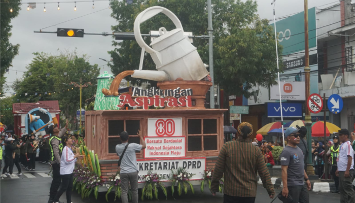 Mobil hias Sekretariat DPRD Klaten memamerkan program Angkringan Aspirasi dalam Karnaval Pembangunan yang digelar Selasa (19/8/2025).