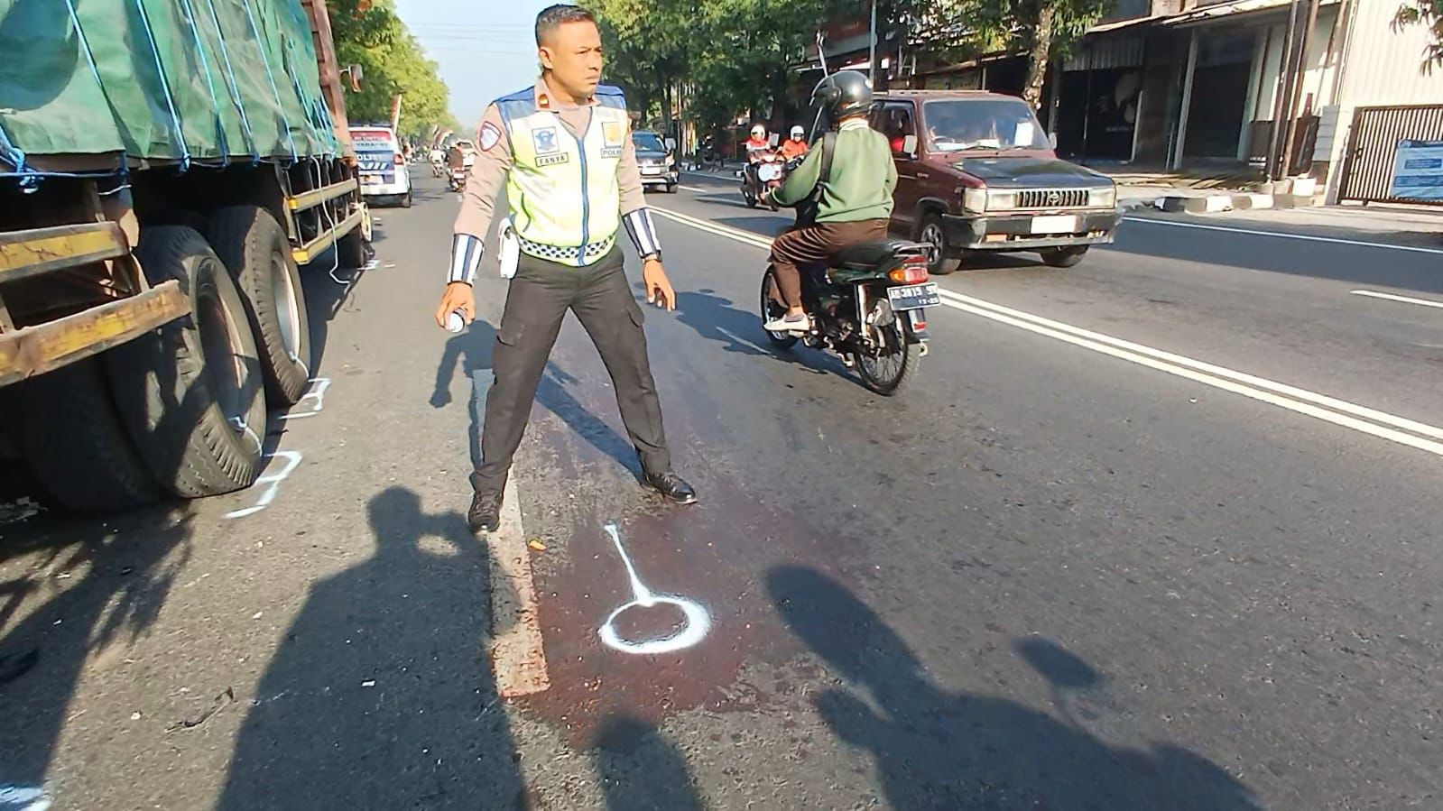 Tragedi di Jalan Raya Sukowati: Pengendara Motor Meninggal Usai Tabrak Truk yang Pecah Ban