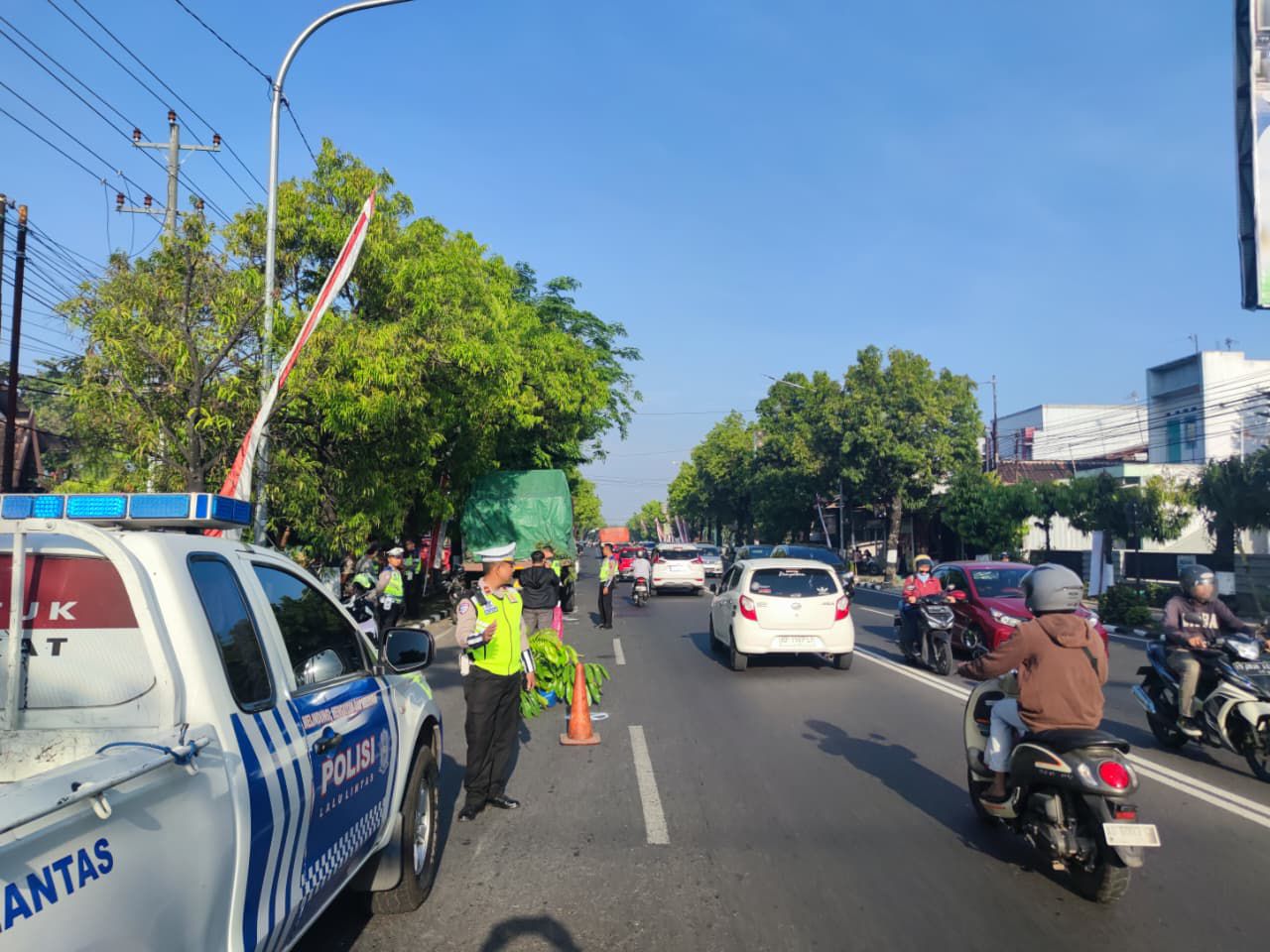 Kecelakaan maut terjadi di Jalan Raya Sukowati, Sragen. Pemotor tewas usai menabrak truk pecah ban, pembonceng kritis dirawat di RSUD.