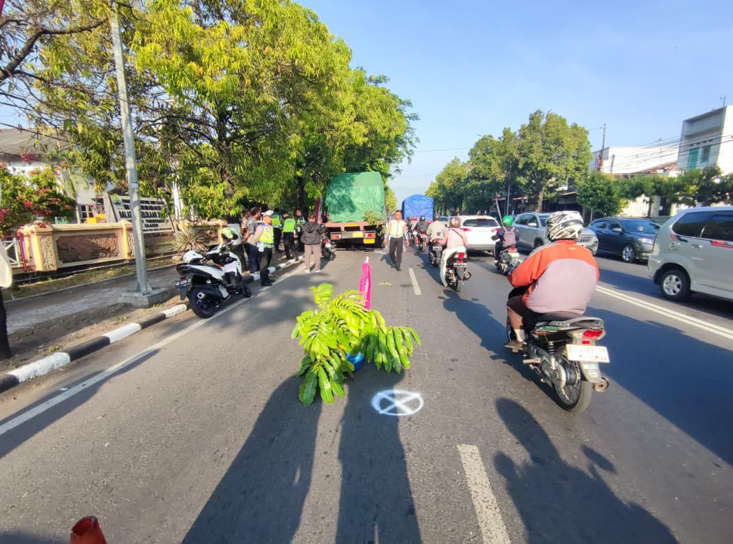 Tragedi di Jalan Raya Sukowati: Pengendara Motor Meninggal Usai Tabrak Truk yang Pecah Ban