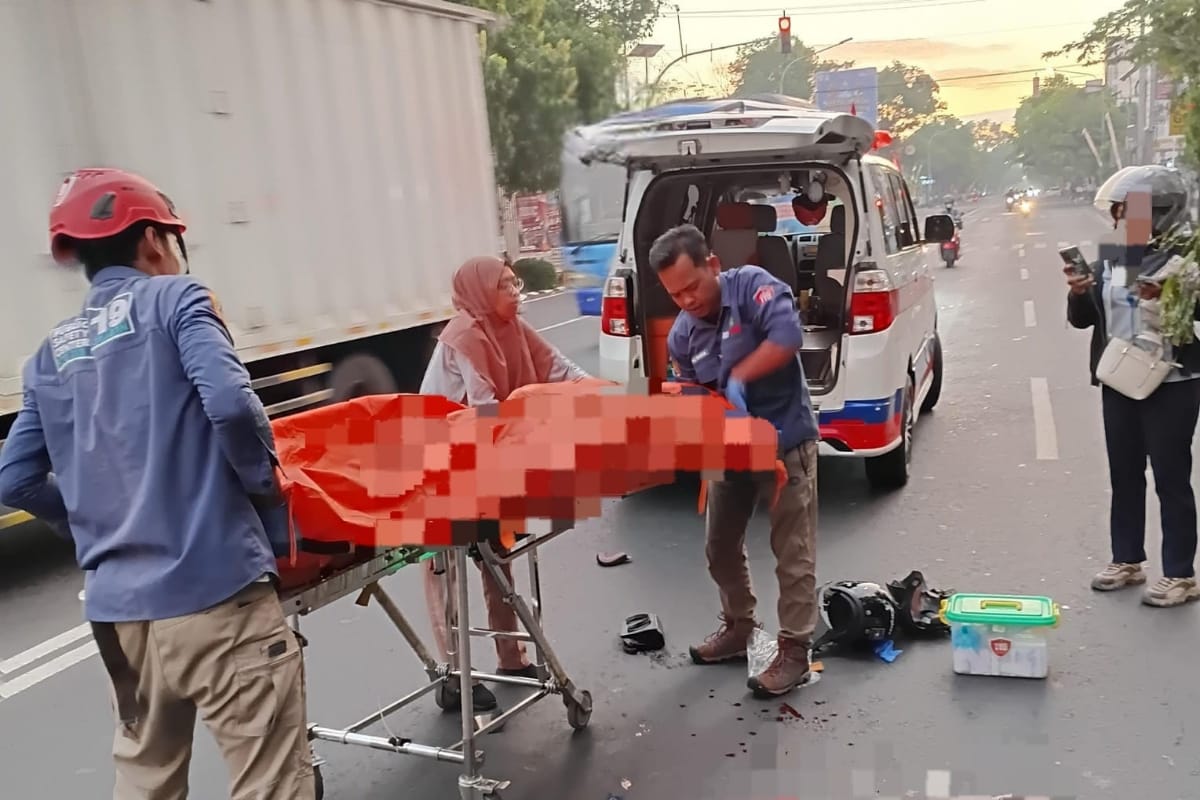 Kecelakaan maut di Jalan Sukowati Sragen: satu tewas, satu syok. Tim PSC 119 sigap evakuasi korban dan beri pertolongan.